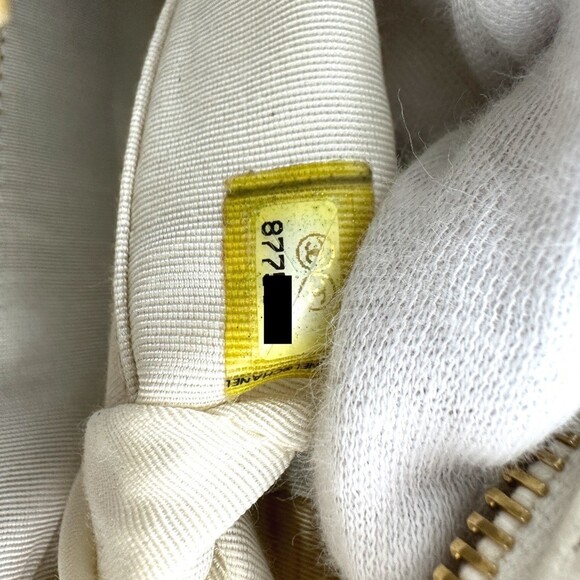 CHANEL White Bag - Picture 15 of 16